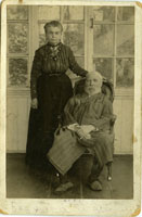 Старинный фотопортрет дедушки в кресле и бабушки рядом