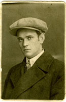 Старинный послевоенный фотопортрет мужчины в кепке