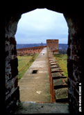 Фото Смоленской крепостной стены в арке крепостной башни в разрешении 2000 на 2800 пикселей