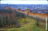 Фото Смоленской крепостной стены, крепостных башен и города Смоленска в разрешении 1800 на 2700 пикселей