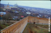 Смоленская крепостная стена на переднем плане, вдали - Смоленск. Фото в разрешении 2400 на 1600 пикселей