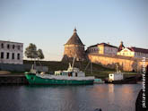 Фото башен Соловецкого монастыря, его стен и кораблей у берега