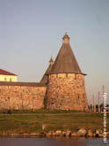 Фото башни Соловецкого монастыря и крепостной стены