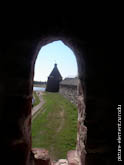 Фото башен Соловецкого монастыря в проеме бойницы