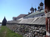 Фото каменной стены и куполов собора Соловецкого монастыря