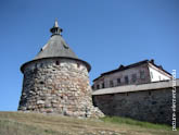 Снова большая крепостная башня Соловецкого монастыря