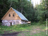Фото в лесу мощного каменного дома с легкой деревянной крышей