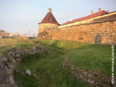 Фото рва перед крепостной стеной Соловецкого монастыря