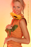 Фотопортрет девушки в оранжевом платье с подсолнухом на желтом фоне