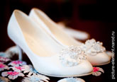 Фото белых свадебных туфель невесты