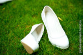 Фото белых женских туфель на зеленой лужайке