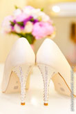 Фото каблуков со стразами на туфлях невесты
