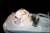 Фото красивого свадебного торта с фигурками белых лебедей наверху