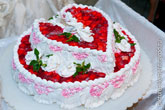Фото свадебного торта с украшениями из кремовых белых роз и красной клубники