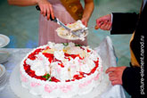 Свадебный торт разрезан и раскладывается по тарелкам