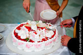 Фото начатого свадебного торта