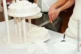 Фото свадебного торта и рук жениха и невесты с ножом