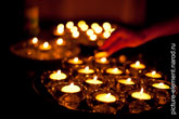 Фото горящих свадебных свечей в темноте на подносах