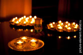 Фото горящих свадебных свечей в темноте на черном фоне