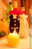 Фото горящей свечи на фоне свадебных быков