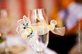 Фото красиво украшенного свадебного бокала