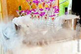 Фото бокалов в пирамиде для шампанского в белом дыму