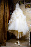 Фото большого свадебного платья и туфель невесты под ним