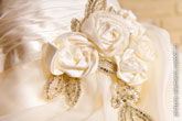 Фото тканевых цветов на свадебном платье невесты