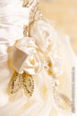 Фото цветов из ткани на свадебном платье невесты