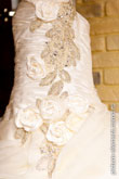 Фото вышитых украшений на свадебном платье невесты