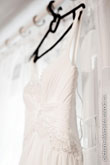 Фото фрагмент свадебного платья невесты, висящего на вешалке