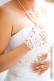Фото фрагмент свадебного платья и рук невесты на платье