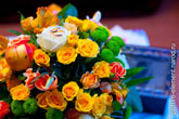 Свадебный букет, сверху на одной из роз лежат золотые обручальные кольца