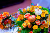 Фото яркого свадебного букета цветов с лежащими сверху золотыми кольцами