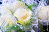 Фото бутона белой розы в свадебном букете с надписью «Совет да любовь!»