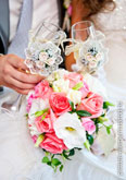 Фото букета невесты и украшенных цветами бокалов шампанского