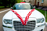 Фото свадебного лимузина Крайслер (Chrysler) спереди, украшенного лентами