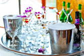 Фото металлического ведра для шампанского, бокалов для коктейлей на металлическом подносе