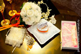 Фото обручальных колец, подвязки, букета невесты из белых роз и других аксессуаров невесты