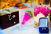 Фото открытки-приглашения на свадьбу, шкатулки невесты с украшениями, колец в чехле, свадебных бокалов