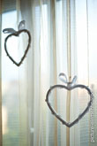 Фото декоративных контурных сердец на белых шторах в комнате невесты