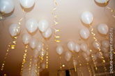 Фото взлетевших белых свадебных шаров на потолке ресторана