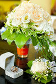 Фото обручальных колец в коробке, букета невесты из белых роз и белой розы - бутоньерки жениха