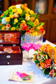 Свадебный фото натюрморт: золотые обручальные кольца, украшения на столе и свадебные цветы